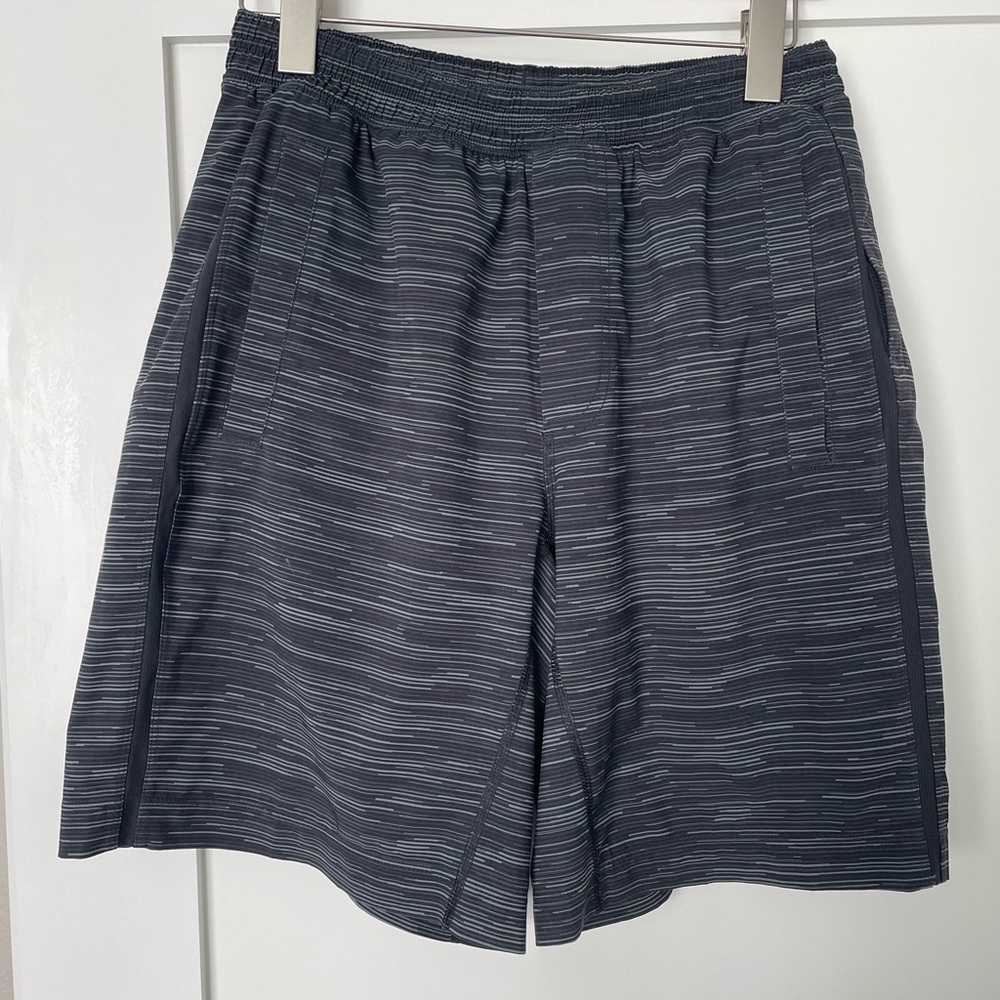 Men’s pace breaker lined running shirts. Size Medium.